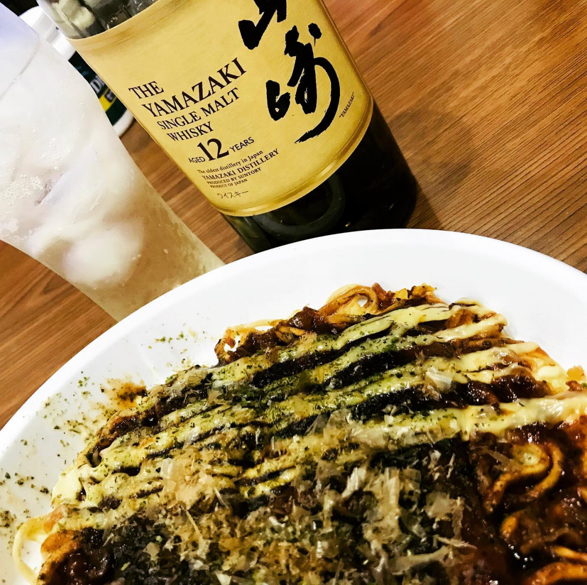 丑三つ時のまかない飯。@yokoyamashoten さんの油かすを使ったモダン焼きの試作品と山崎12年をハイボールで。朝起きたら顔パンパンになってるパターンのやつ。 - Instagram投稿