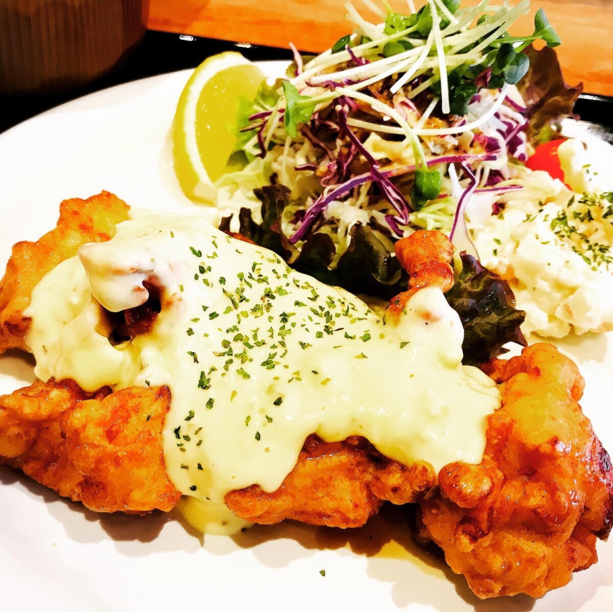 自家製タルタルソースが出来あがりました本日の日替わりランチ🍽とりから南蛮🐓から揚げに南蛮ソースを絡めて自家製のタルタルソースをたっぷりと(ごはん、みそ汁、サラダ小鉢、お漬物)780円(税込み858円) - Instagram投稿