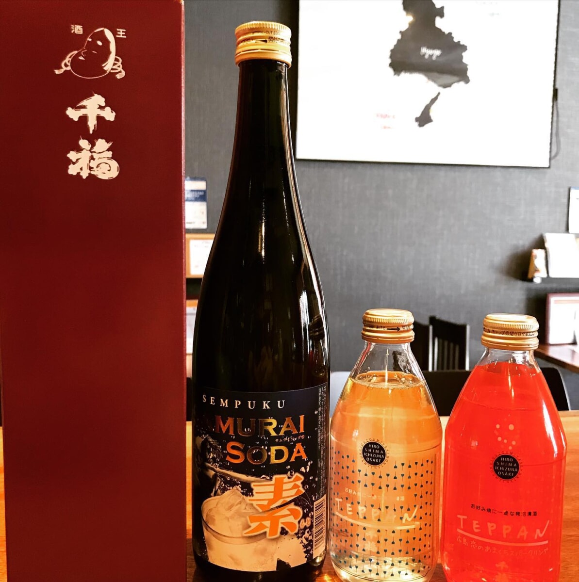 まいどおおきに日本酒をライトに飲みたい方向けの商品が色々と入荷してきました️日本酒をソーダで割ると飲みやすくて美味しいですね最近は専用の日本酒リキュールも出てます️お好み焼きに合わせるために作られた発泡清酒もありますよ️なかなかお目にかかることのない商品ですが、当店では常時取扱していますのでぜひお試しください当店ではランチタイムでのアルコールの提供をしておりますのでゆったり昼飲みもどうぞ〜#スパークリング日本酒#サムライソーダ#teppan#加古川#東加古川駅#加古川グルメ#お好み焼き#鉄板バル#origami #ORIGAMI#日本酒#スパークリング#ワイン#アサヒスーパードライ#生ビール#ランチ#加古川ランチ#日替わり#肉#ハラミ#ホルモン#テイクアウト#食事会#お弁当#お好み焼きすきな人と繋がりたい  #兵庫 #守成クラブ#加古川商工会議所 - Instagram投稿