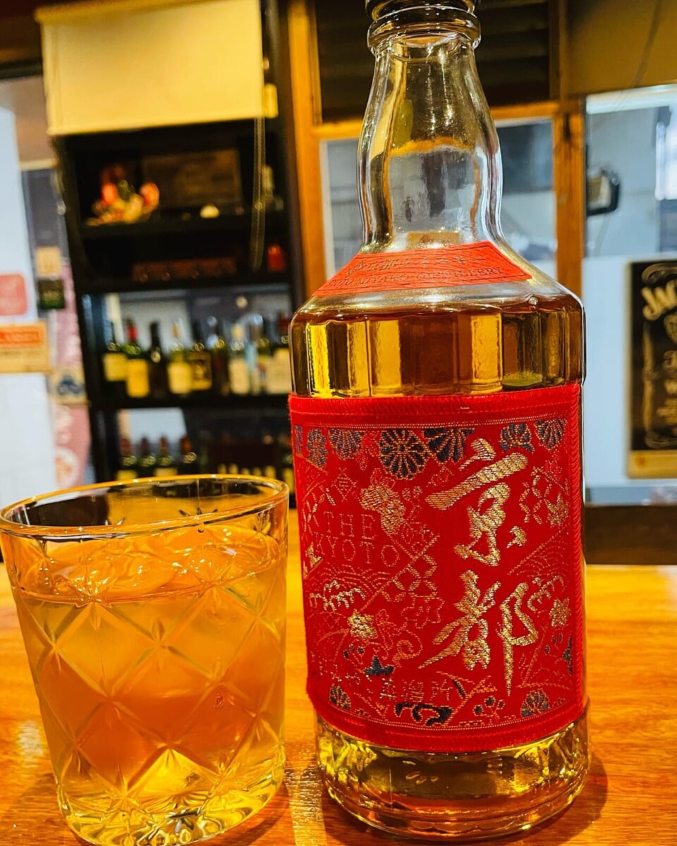 ★京都ウィスキー🥃★京都初のウイスキー蒸溜所である京都みやこ蒸溜所から🥃ラベルも京都西陣織加工されていてとってもおしゃれです飲み方はお好きなスタイルでどうぞ🤲#ウィスキー#国産ウィスキー#京都#京都ウィスキー#京都みやこ蒸溜所#加古川市#東加古川駅#加古川グルメ#お好み焼き#鉄板バル#origami#日本酒#スパークリング#ワイン#アサヒスーパードライ#生ビール#樽生の匠#ランチ#加古川ランチ#日替わり#テイクアウト#食事会#お弁当#お好み焼き好きな人と繋がりたい#釣り好きな人とつながりたい#兵庫#守成クラブ#加古川商工会議所 - Instagram投稿