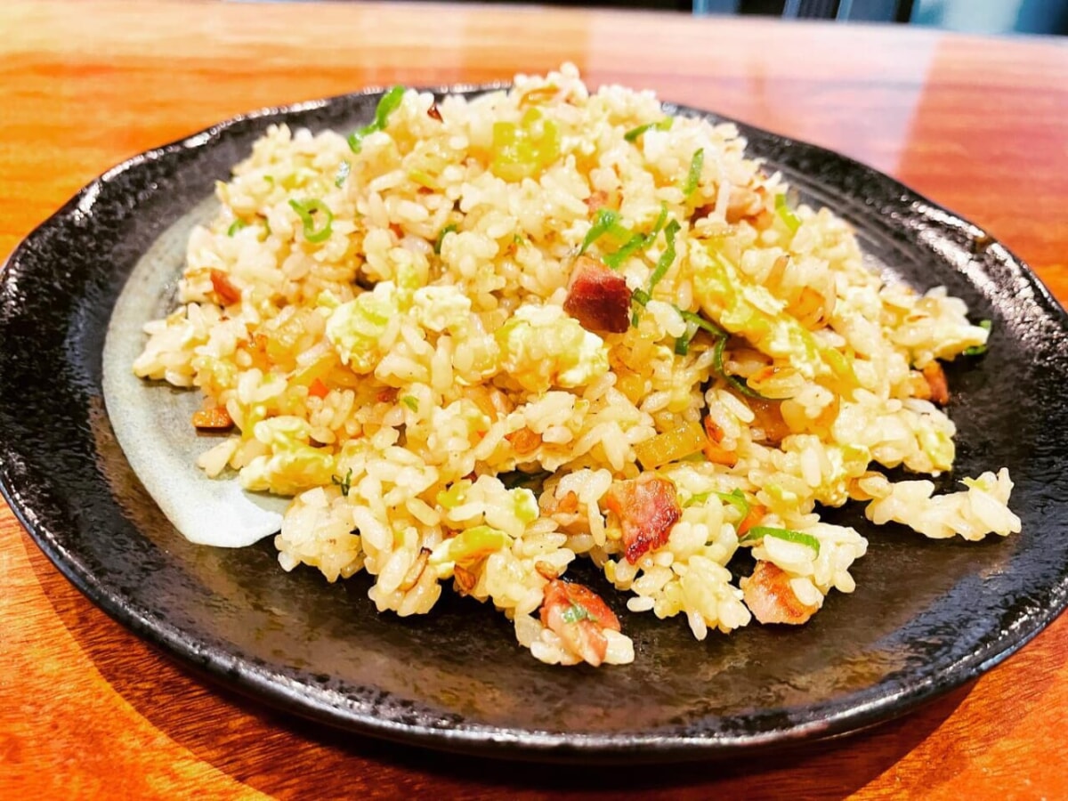 いつものお好み焼き屋のチャーハンではなく、焼き豚炒飯。国産豚バラ肉の炭火焼きをゲットしました本日より3日間限定です️#チャーハン#炒飯#自家製焼き豚#加古川市#東加古川駅#加古川グルメ#お好み焼き#鉄板バル#origami#日本酒#スパークリング#ワイン#アサヒスーパードライ#生ビール#樽生の匠#ランチ#加古川ランチ#日替わり#テイクアウト#食事会#お弁当#お好み焼き好きな人と繋がりたい#釣り好きな人とつながりたい#兵庫#守成クラブ#加古川商工会議所 - Instagram投稿