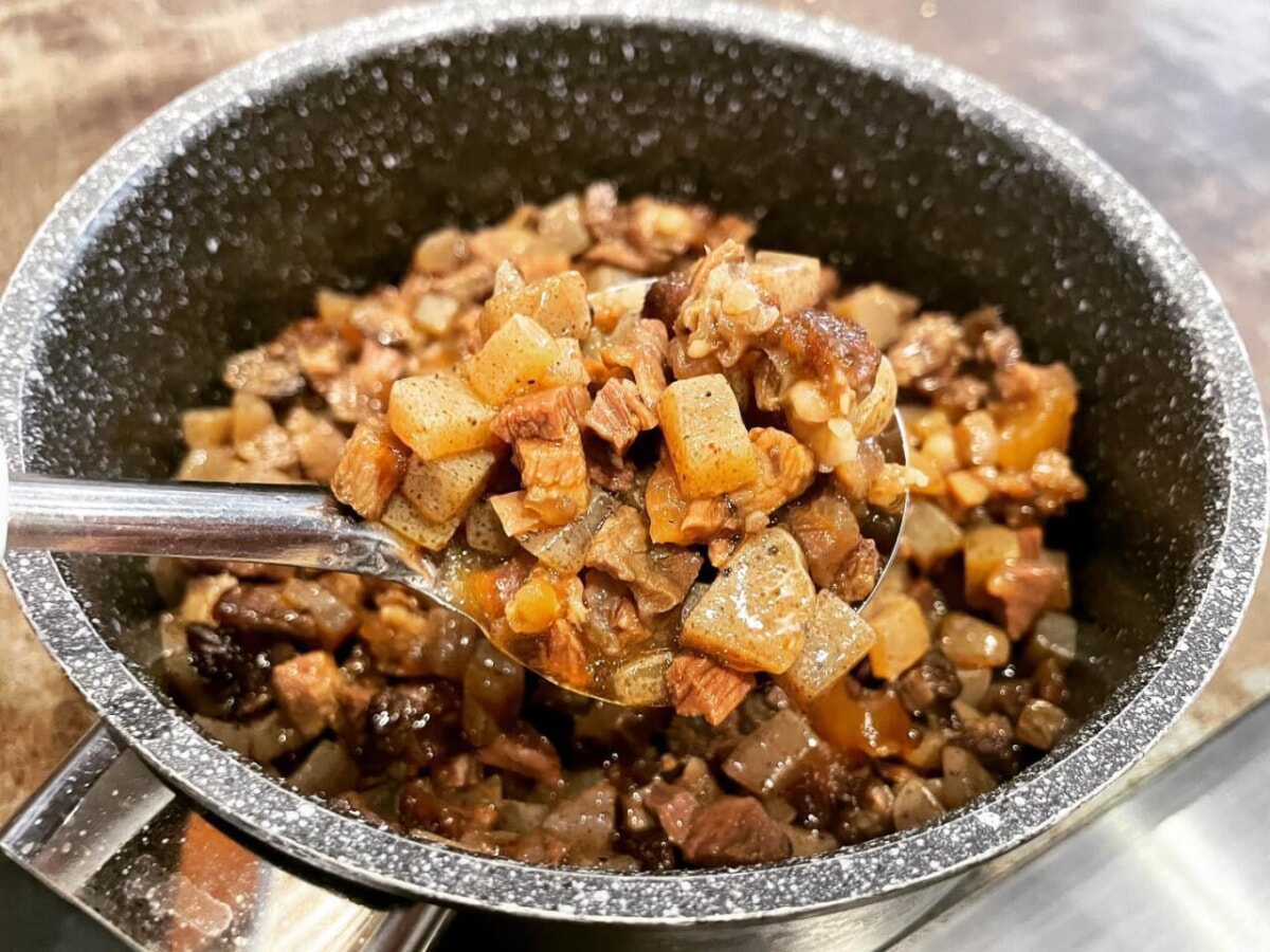 本日もぼっかけは但馬牛の牛すじを使用していますいつもと趣向を変えて、こんにゃくと共に小さく切って、おたまでたっぷり乗せるスタイルで焼きます#すじコン#牛すじ#但馬牛#ぼっかけ#加古川市#東加古川駅#加古川グルメ#お好み焼き#鉄板バル#origami#日本酒#スパークリング#ワイン#アサヒスーパードライ#生ビール#樽生の匠#ランチ#加古川ランチ#日替わり#テイクアウト#食事会#お弁当#お好み焼き好きな人と繋がりたい#釣り好きな人とつながりたい#兵庫#守成クラブ#加古川商工会議所 - Instagram投稿