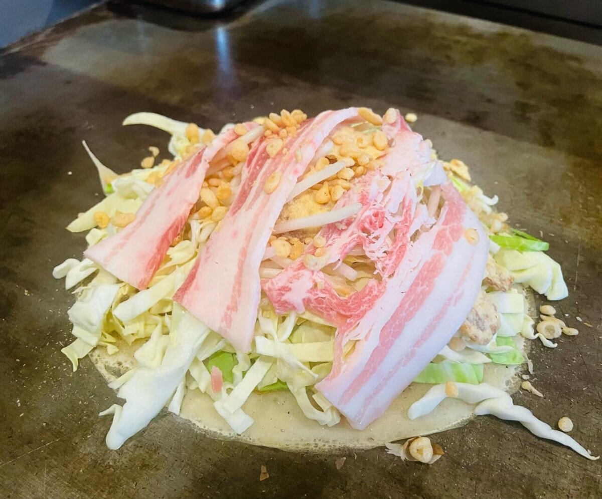 ★うす焼き豚玉★今月のおすすめのひとつです！地元の神戸ではこの焼き方のお店が多かったように思います🤔地域によって違うかもしれませんが。小麦粉を使う量が少なく、キャベツは細切りで大量に入るのでキャベツの甘みがしっかり感じられ、ヘルシー感がハンパないです#加古川市#東加古川駅#加古川グルメ#お好み焼き#鉄板バル#origami#日本酒#スパークリング#ワイン#アサヒスーパードライ#生ビール#樽生の匠#ランチ#加古川ランチ#日替わり#テイクアウト#食事会#お弁当#お好み焼き好きな人と繋がりたい#釣り好きな人とつながりたい#兵庫#守成クラブ#加古川商工会議所 - Instagram投稿